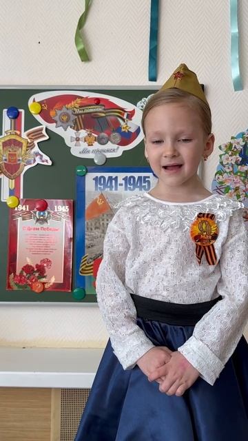 Серга Виктория.
"В небе праздничный салют" Н. Иванова