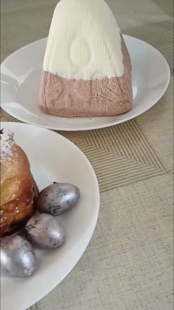 Пасха, кулич и перепелиные яйца