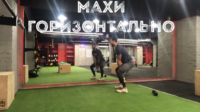 Махи гантели горизонтально