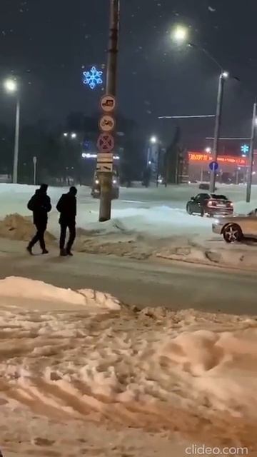 Снегоуборочная машина "валила боком" в Барнауле