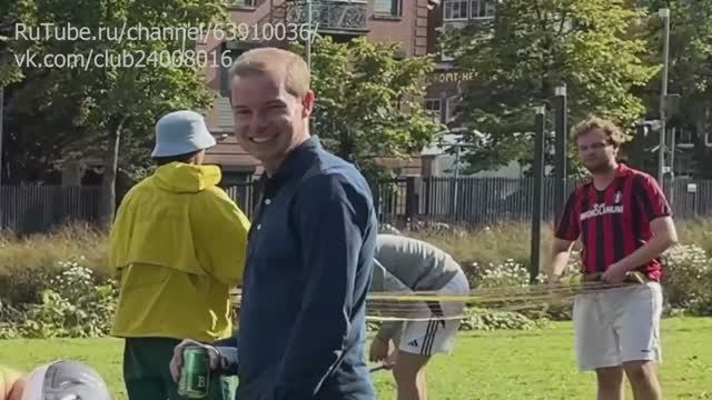 Элитный кикбоксер притворился занудой из спортзала - Elite Kickboxer Pretended to be a NERD Gym