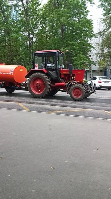 красный трактор