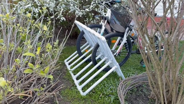 Велопарковка из полипропиленовых труб под открытым небом стоит много лет