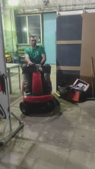 Пятница, конец рабочего дня.
Только что собранный садовый трактор.
Ну как тут не прокатиться?