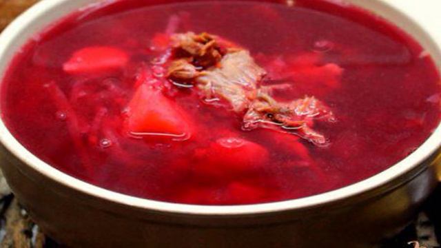 Красный борщ с фасолью на мясном бульоне