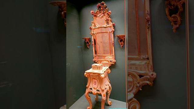 Эрмитаж! Шкаф-бюро и красивые столики! 18 век!