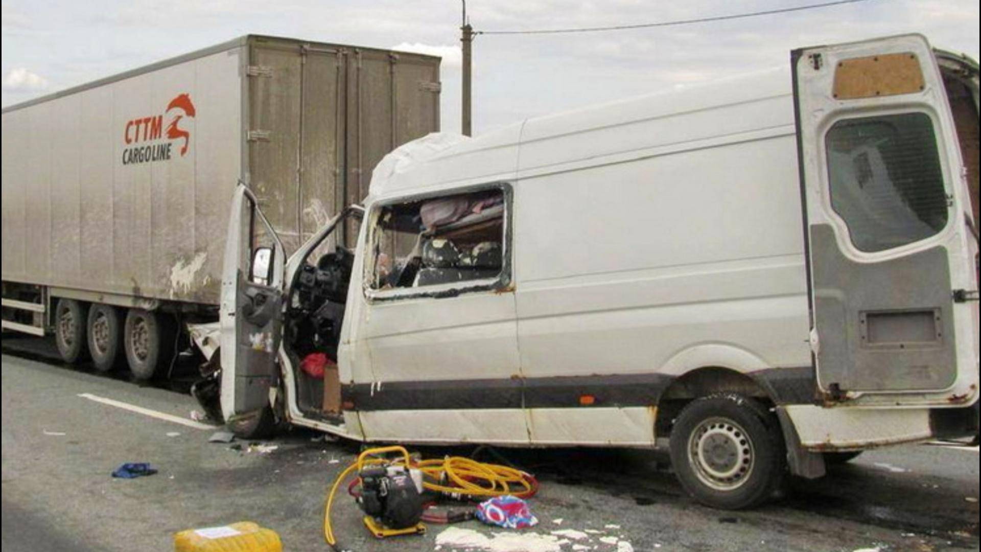 В Подмосковье автобус с пассажирами врезался в грузовик и легковушку