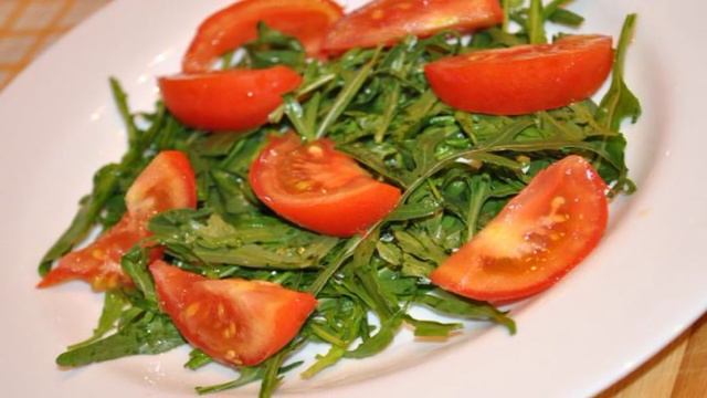 Салат из рукколы с сыром фета