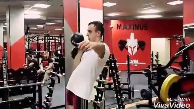 Как поднять две гири одной рукой?  поднял 50 кг одной ру?