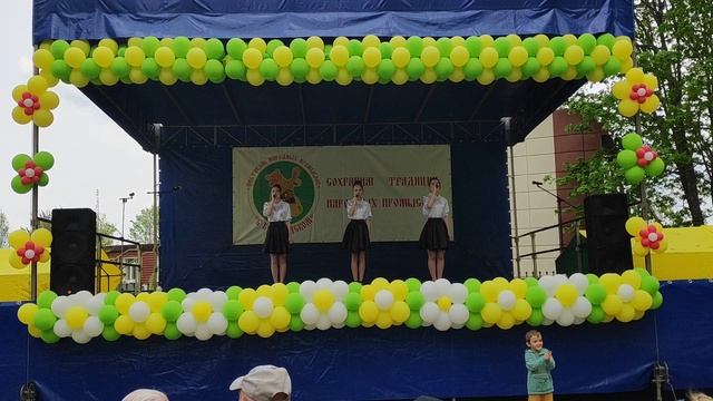 Выступление на сцене на празднике  в рабочем посёлке Богородское 18.5.2025