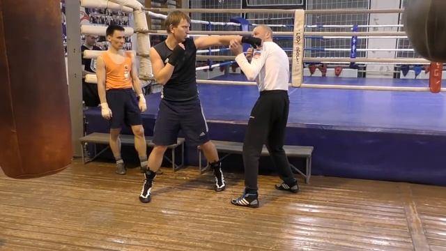 Бокс  челнок   отклон   удар через руку English subs