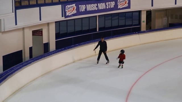 Мои первые шаги на коньках!