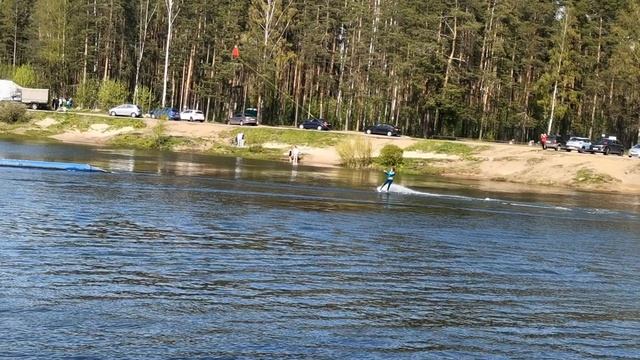 Покатушки на вейкборде на Ферменском озере Санкт-Петербурга.