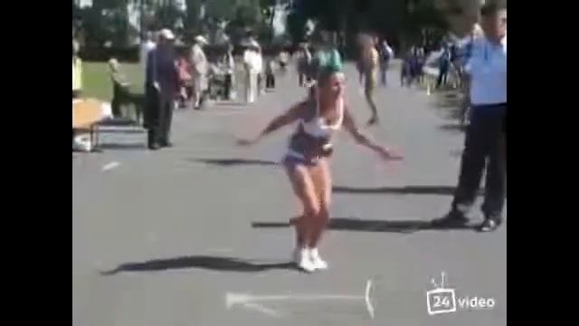 Нереальные прыжки на скакалке Очень крутая девочка