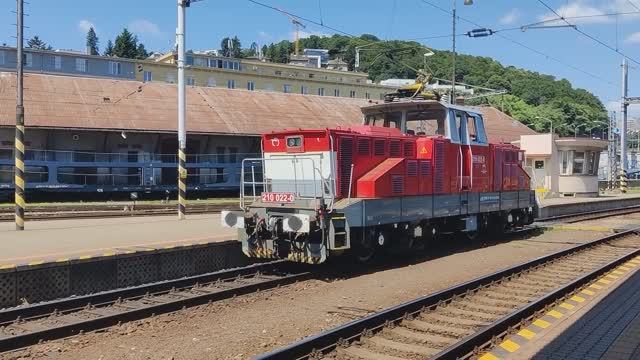 Маневровый электровоз Шкода 210 022,едет прицепляться к поезду