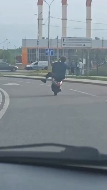 🏍️Трюк на мопеде у подростка не удался🏍️
