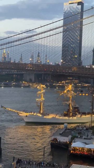 🇺🇸 Корабль с мексиканским флагом врезался в мост.