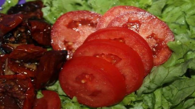 Салат с вялеными томатами и консервированным тунцом