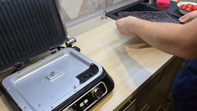 Как почистить электрогриль.