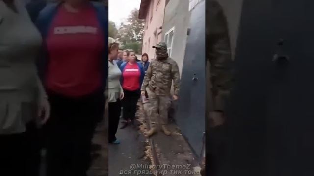 В Харькове толпа теток смогла отбить единственного мужика у захистников.