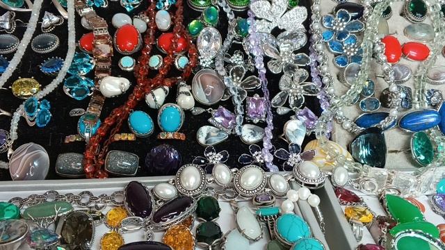 Распродажа колец с камнем.Распродажа действует три дня.89235745055.