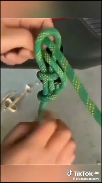 Быстроразвязывающийся узел для буксировки.
