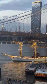 В Нью-Йорке корабль врезался в мост