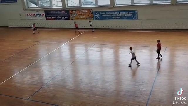 Вратарь сам не понял, как поймал мяч