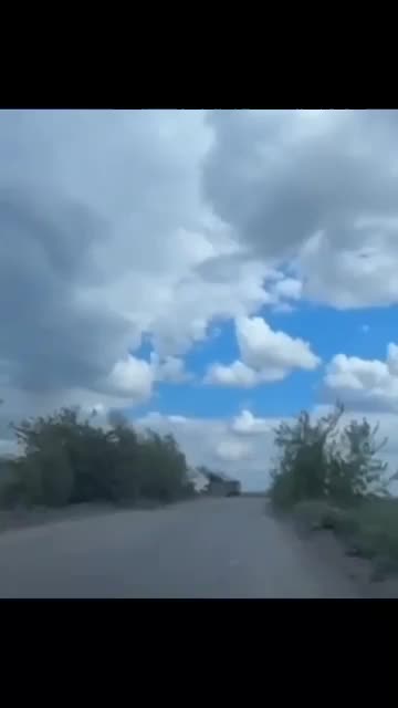 Наши парни кошмарят хохлов на дороге Доброполье-Краматорск FPV дронами.