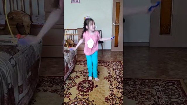 Настюшка прыгает на скакалке