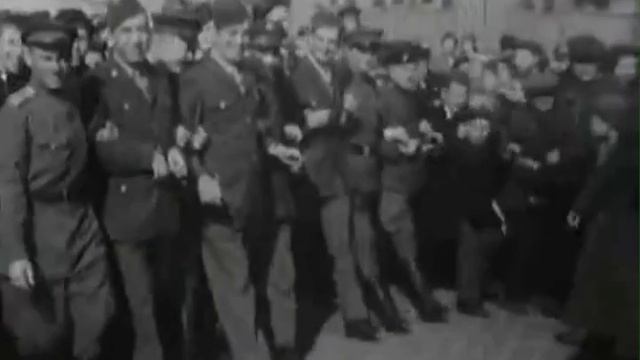 Архивное видео, как весь мир праздновал День Победы 9 мая 1945 года.