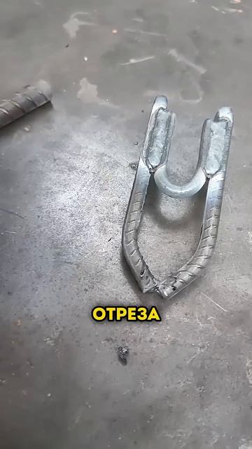 Сварщик вяжет арматуру #сварщик #фундамент #арматура #s