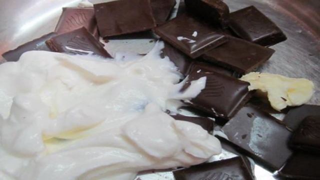 Шоколадный пирог с клубникой