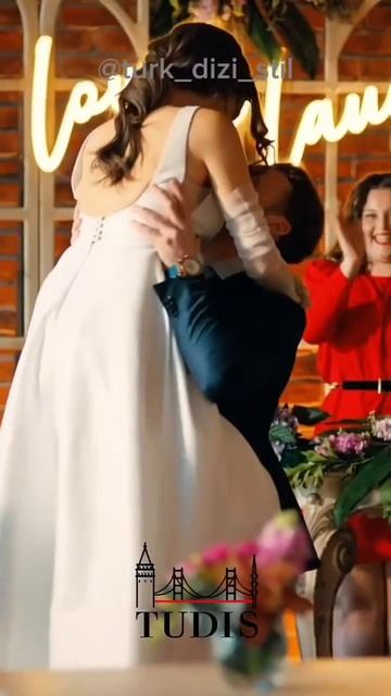 Кафф Эды на WB арт. 221512126 Кто помнит, сколько раз Эда была в свадебном платье