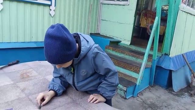 В деревню к бабушке приехал дядя Рома, жарим шашлык!