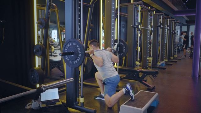 Сплит приседания с возвышенности в Смите/ Elevated split squat S