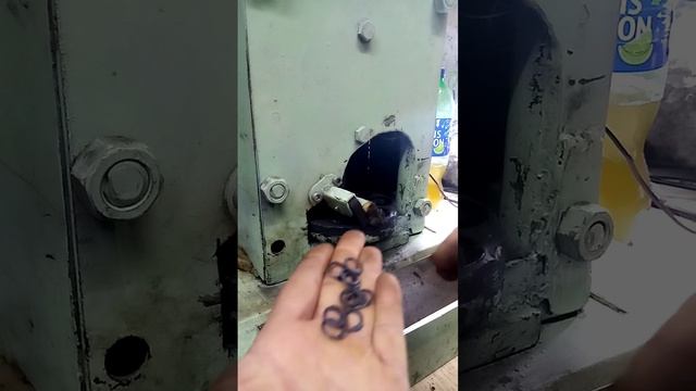 Механический малогабаритный пресс с давлением достаточным чтоб плющить металл