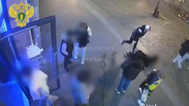 В Москве мужчина с одного удара отправил 21-летнего парня в реанимацию.