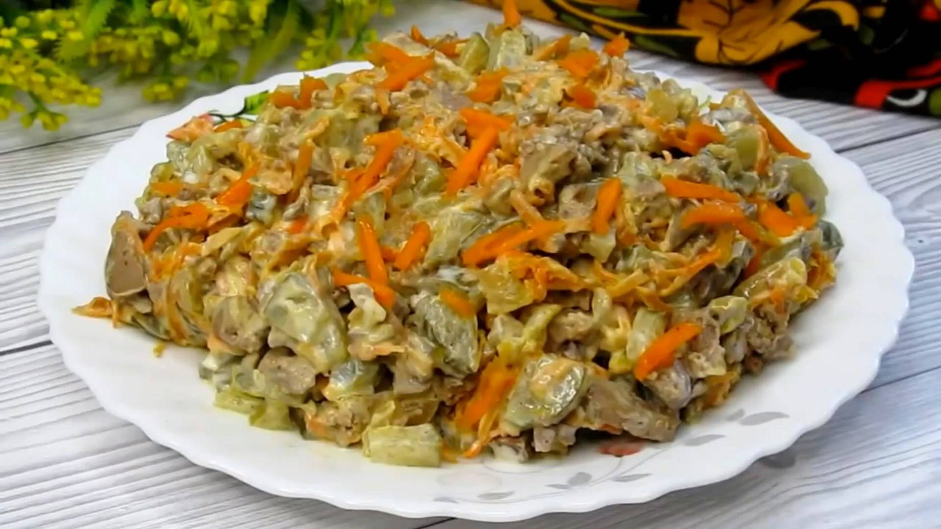 Вот такие салаты люблю готовить,  Простой в приготовлении, но ооочень вкусный салат.