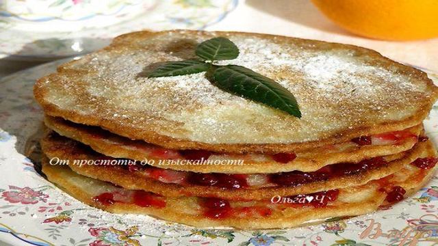 Торт из овсяных блинчиков с брусничным соусом