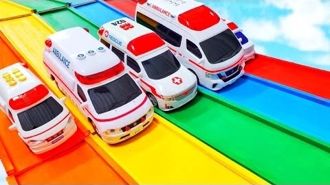 Коробка, полная цветных машин скорой помощи, бежит по крутому склону