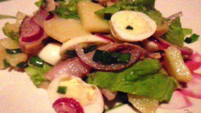 Салат из сельди, картофеля с перепелиными яйцами