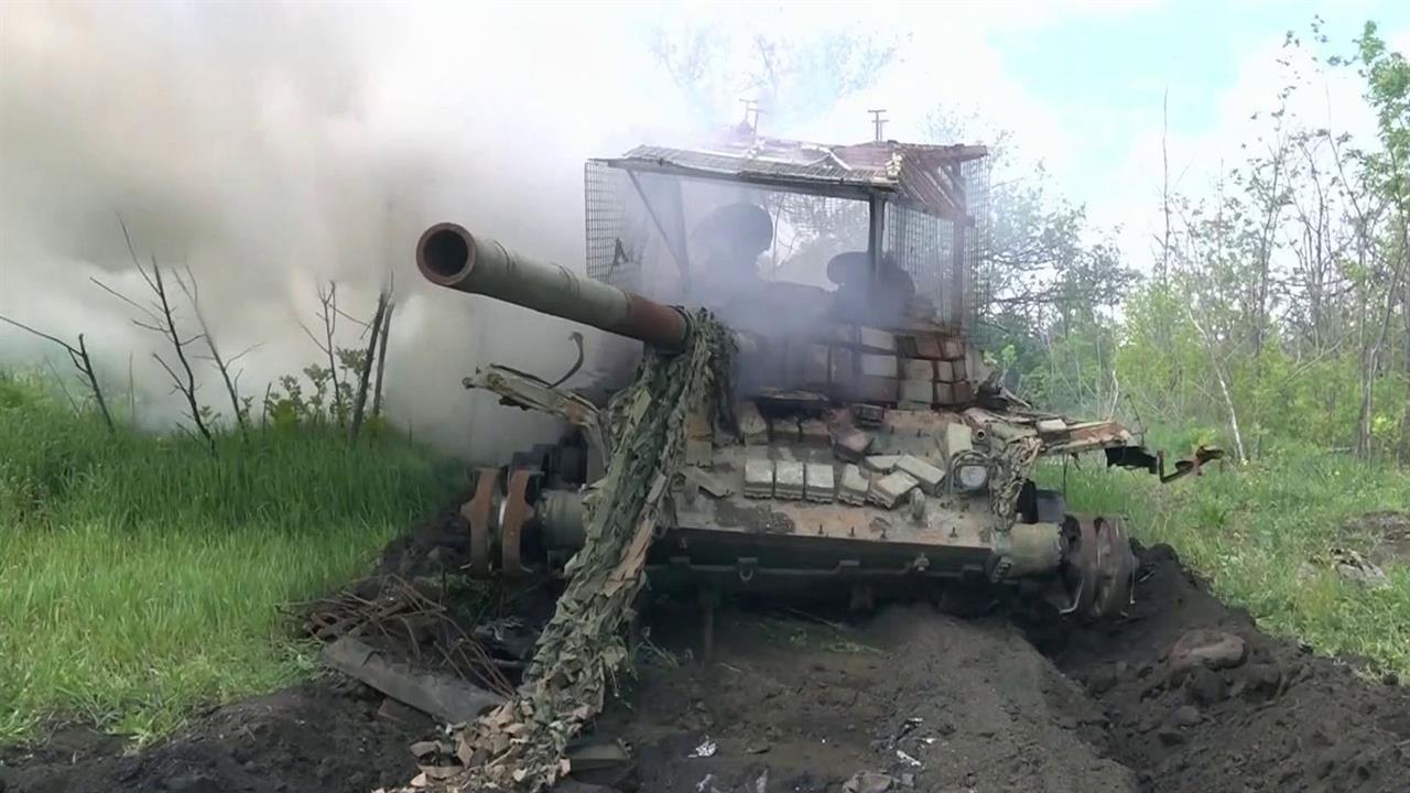 В районе Красногоровки расчищают пути для групп эвакуации и вывозят подбитую технику ВСУ