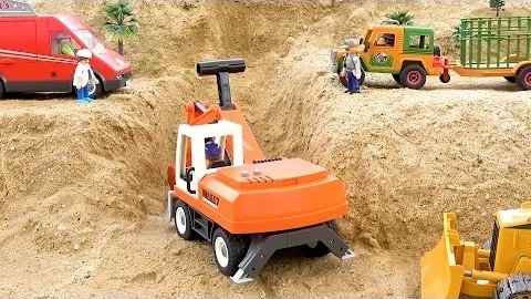 Экскаватор с песком для строительства моста с помощью трактора и грузовиков