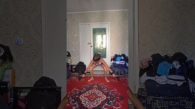 Рывок со штангой. Выполняя, сравниваем  два интересней