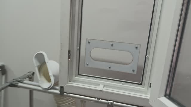 Вставка в окно для мобильного кондиционера. Практичные решения от Монтажной компании DEZ.