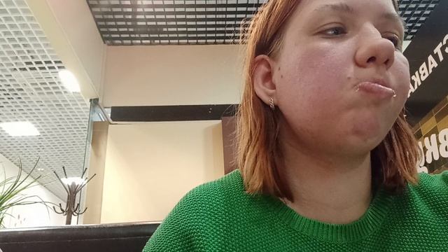 Я ем роллы и пью кофе