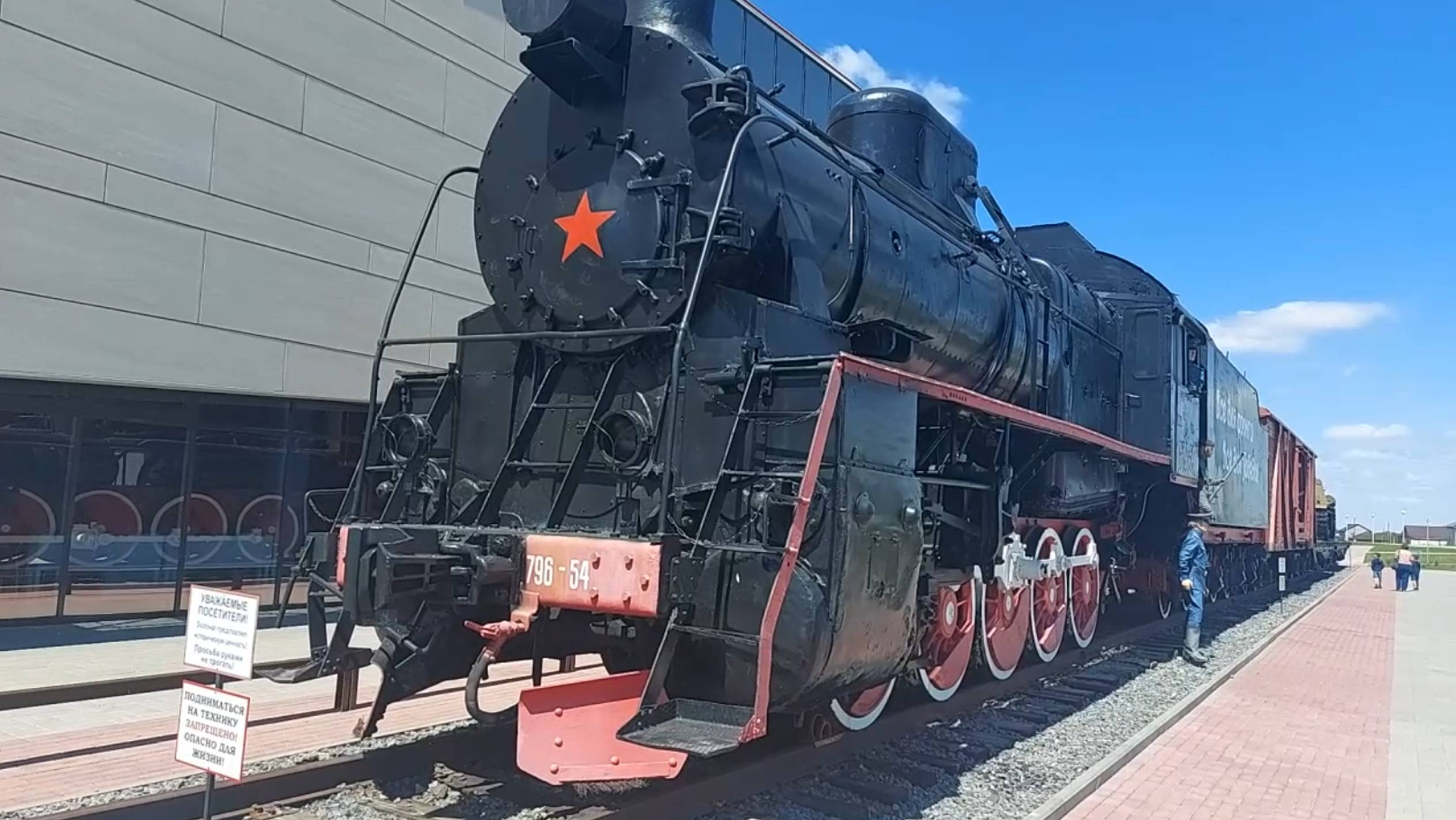 В Прохоровке встретил паровоз времен войны. Показываю, какую экспозицию из него сделали к 9 мая
