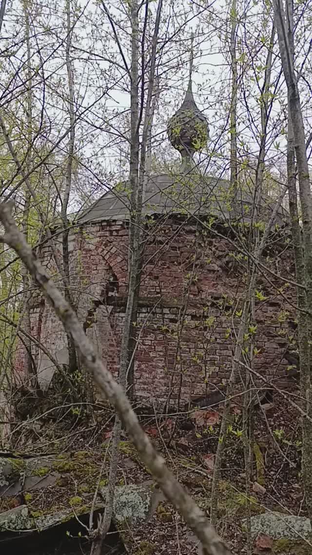 На крыше заброшенного храма.