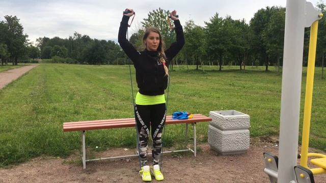 Уличная тренировка с эспандерами на дельты. Жим